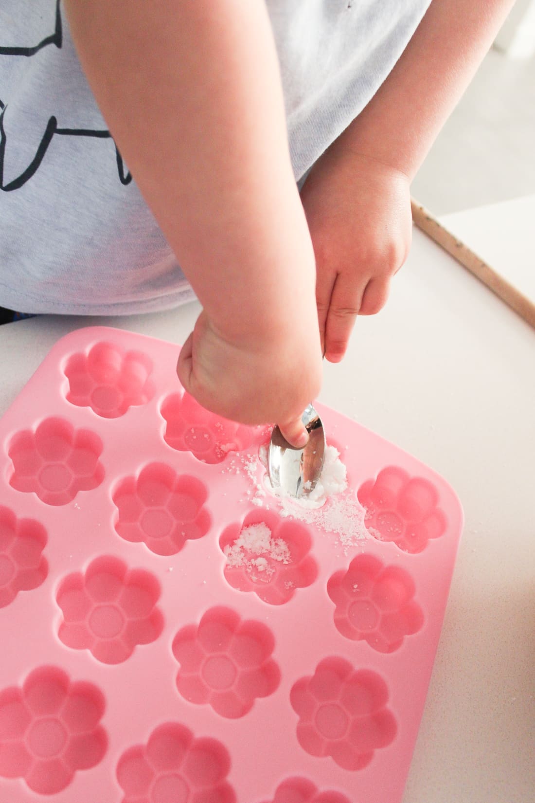 Press DIY bath fizzies into mould