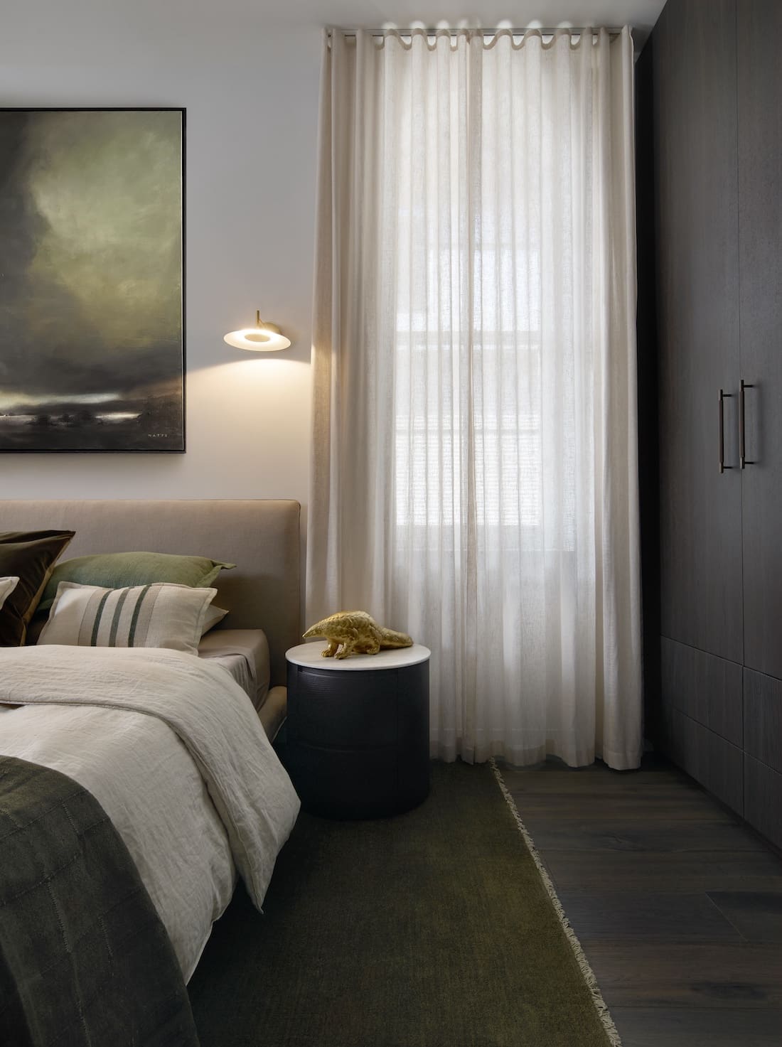 Dark grey doors of wardrobe in bedroom of Tribeca Brewery apartment by The Stylesmiths