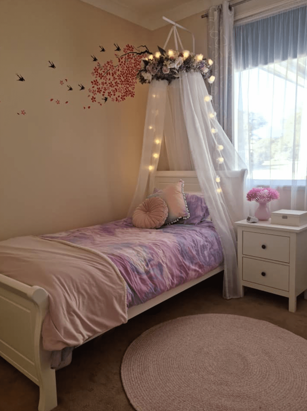 Floral wreath canopy in tween girl bedroom
